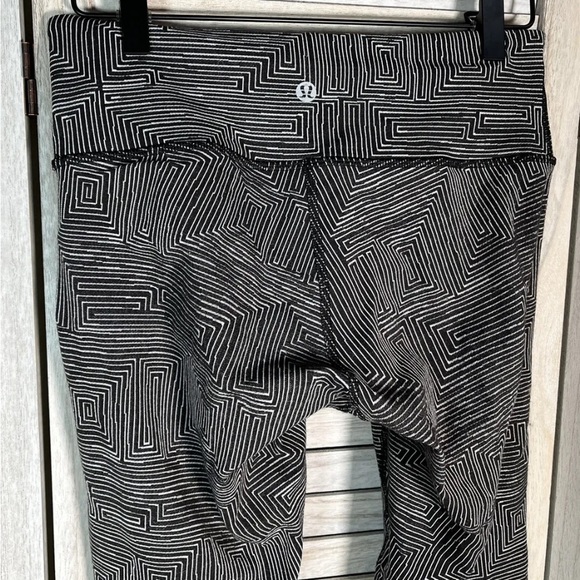 Lululemon Wunder Under Jacquard Maze Black White Print Mid Calf Leggings Sz 6 - Picture 4 of 4